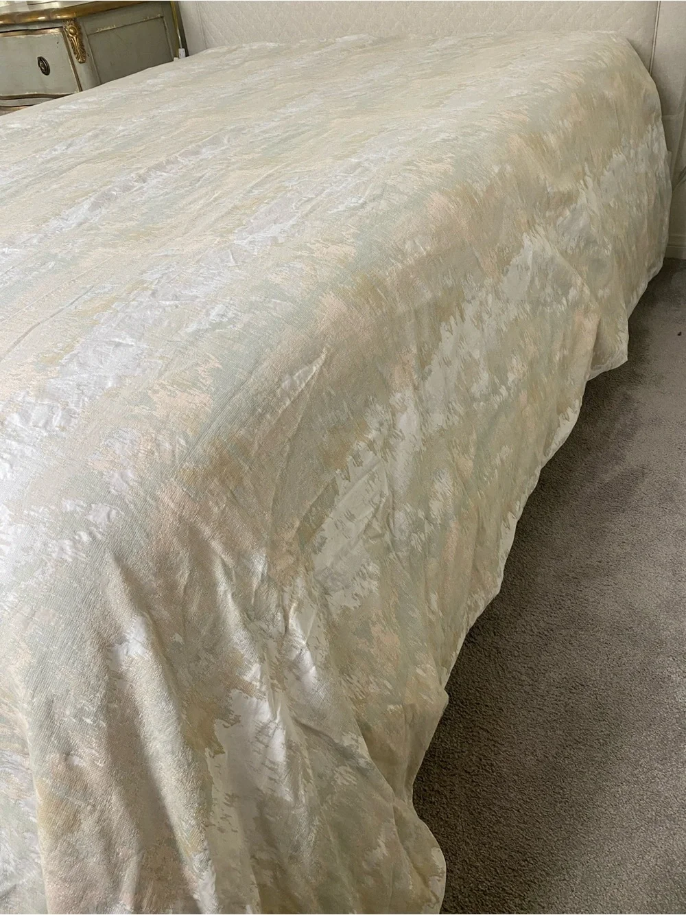 Frontgate King Duvet Jaquard in a silvery white , light peach , pale green